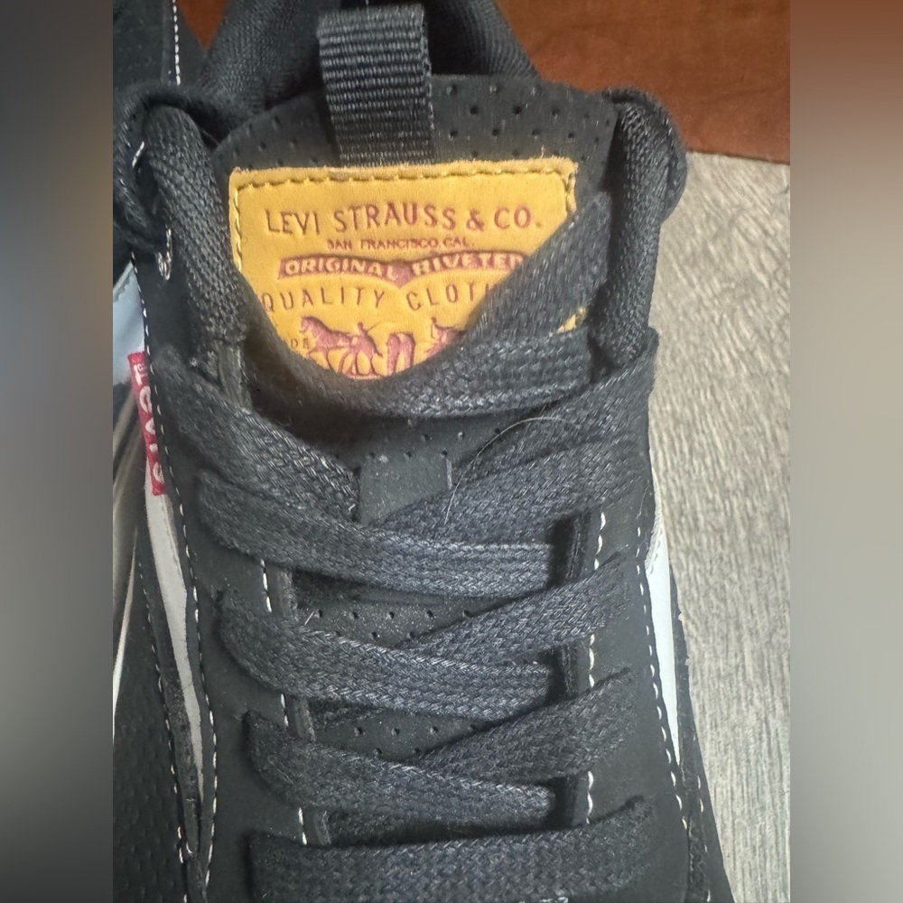 Levi's Men's Black and White Casual Sneakers - Picture 11 of 11